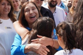 Selvi-Kılıçdaroğlu,-deprem-bölgesindeki-çocuklarla-buluştu--Buralar-iyi-değil,-çocuklara-gülümsedim-ama-içim-çok-yaralı