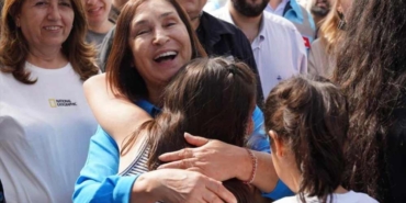 Selvi-Kılıçdaroğlu,-deprem-bölgesindeki-çocuklarla-buluştu--Buralar-iyi-değil,-çocuklara-gülümsedim-ama-içim-çok-yaralı