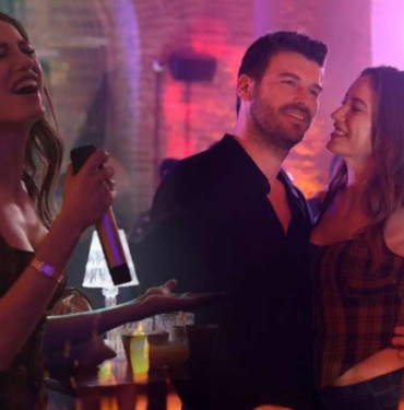 Serenay-Sarıkaya-'Yaramızda-Kalsın'-şarkısını-söyledi;-sosyal-medyada-gündem-oldu--Yeteneğini-ne-kadar-abartsak-eksik-kalır