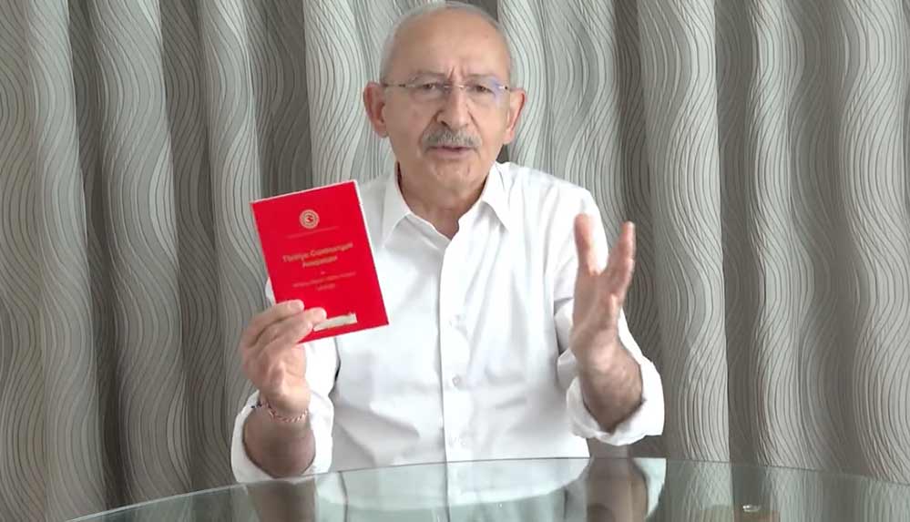 Son Dakika… Kılıçdaroğlu Anayasa’yı göstererek söz verdi: Konutları, depremzede vatandaşlarımıza ücretsiz teslim edeceğiz; bu mecburiyettir