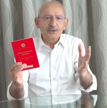Son-Dakika…-Kılıçdaroğlu-Anayasa’yı-göstererek-söz-verdi--Konutları,-depremzede-vatandaşlarımıza-ücretsiz-teslim-edeceğiz;-bu-mecburiyettir