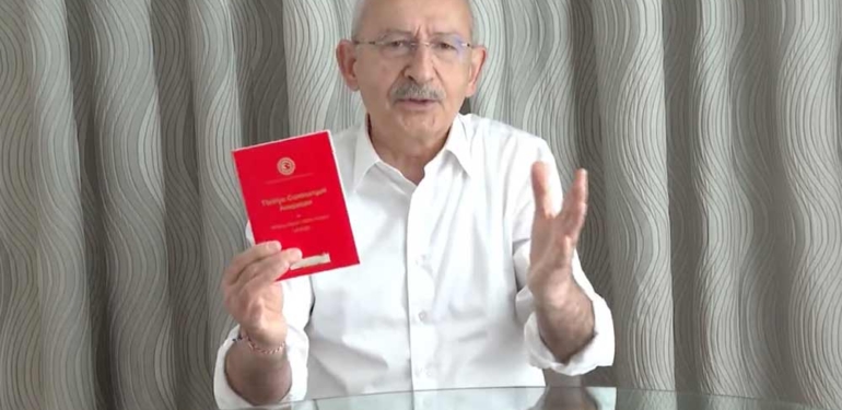 Son Dakika… Kılıçdaroğlu Anayasa’yı göstererek söz verdi: Konutları, depremzede vatandaşlarımıza ücretsiz teslim edeceğiz; bu mecburiyettir 6 Son-Dakika…-Kılıçdaroğlu-Anayasa’yı-göstererek-söz-verdi--Konutları,-depremzede-vatandaşlarımıza-ücretsiz-teslim-edeceğiz;-bu-mecburiyettir