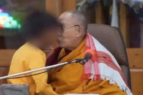 Tibet Ruhani lideri Dalai Lama’dan skandal hareket! Küçük çocuğa 'dilimi em' dedi, dudağından öptü 1 Tibet-Ruhani-lideri-Dalai-Lama’dan-skandal-hareket!-Küçük-çocuğa-'dilimi-em'-dedi,-dudağından-öptü