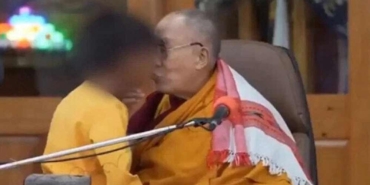 Tibet-Ruhani-lideri-Dalai-Lama’dan-skandal-hareket!-Küçük-çocuğa-'dilimi-em'-dedi,-dudağından-öptü