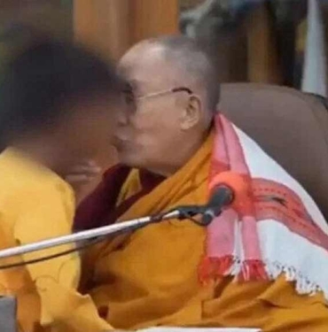 Tibet Ruhani lideri Dalai Lama’dan skandal hareket! Küçük çocuğa 'dilimi em' dedi, dudağından öptü 2 Tibet-Ruhani-lideri-Dalai-Lama’dan-skandal-hareket!-Küçük-çocuğa-'dilimi-em'-dedi,-dudağından-öptü
