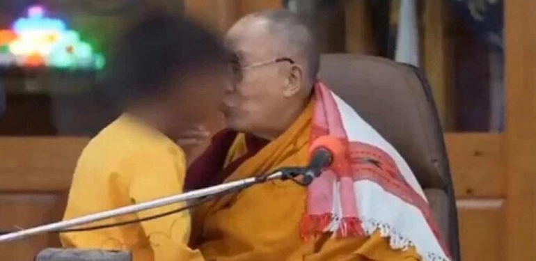 Tibet-Ruhani-lideri-Dalai-Lama’dan-skandal-hareket!-Küçük-çocuğa-'dilimi-em'-dedi,-dudağından-öptü