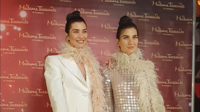 Tuba Büyüküstün balmumu heykeliyle yan yana geldi, görenler ayırt etmekte zorlandı! 3 Tuba Büyüküstün balmumu heykeliyle yan yana geldi, görenler ayırt etmekte zorlandı!