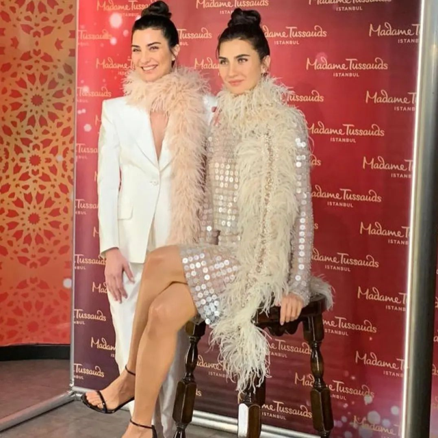 Tuba Büyüküstün balmumu heykeliyle yan yana geldi, görenler ayırt etmekte zorlandı! 4 Tuba Büyüküstün balmumu heykeliyle yan yana geldi, görenler ayırt etmekte zorlandı!