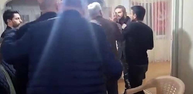 Yeniden Refah Partisi toplantısında “kadın - erkek yan yana oturamaz, fotoğraf çektiremez” kavgası: Oldu mu şimdi? Kurtardık mı İslamiyet’i? 6 Yeniden-Refah-Partisi-toplantısında-“kadın---erkek-yan-yana-oturamaz,-fotoğraf-çektiremez”-kavgası--Oldu-mu-şimdi--Kurtardık-mı-İslamiyet’i-