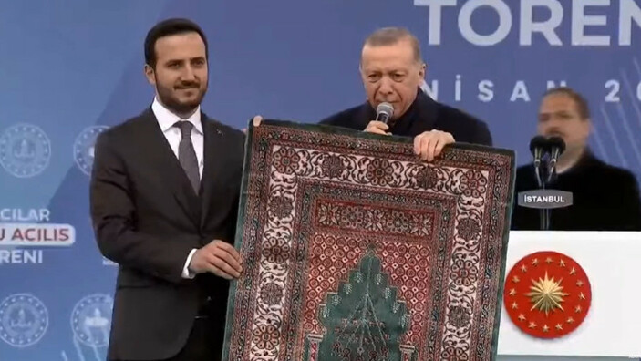 ‘Seccade’ polemiğine katılan Fatih Portakal, Erdoğan’ın 2018’deki fotoğrafını paylaştı: Seccadeye ayakkabı ile basıyor