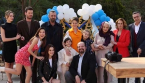 Aile-dizisinin-setinde-yaşanan-kazanın-detayları-belli-oldu!-Patlama-sahnesinde-Nejat-İşler’in-sakalı,-Canan-Ergüder’in-saçı-yandı