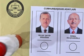Antalya'da-bir-seçmen,-oy-kullanırken-uludu
