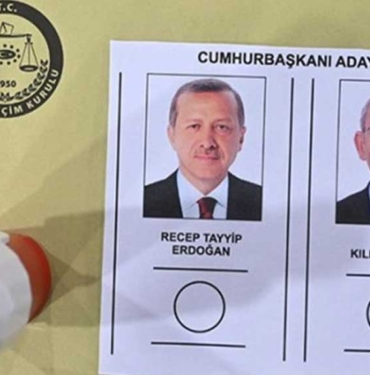 Antalya'da bir seçmen, oy kullanırken uludu 2 Antalya'da-bir-seçmen,-oy-kullanırken-uludu
