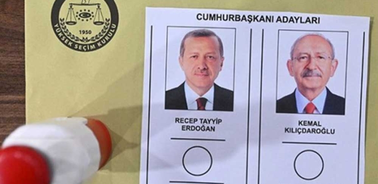 Antalya'da bir seçmen, oy kullanırken uludu 1 Antalya'da-bir-seçmen,-oy-kullanırken-uludu