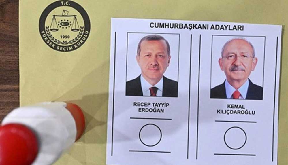 Antalya'da bir seçmen, oy kullanırken uludu