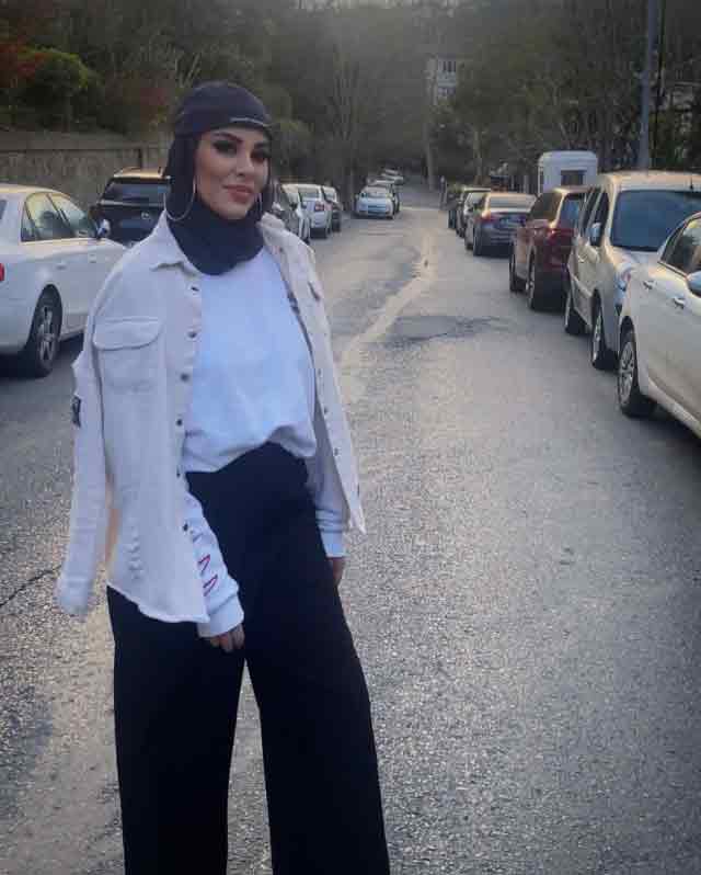 Başörtülü pozlarıyla dikkat çeken Tuğçe Tayfur, başı açık fotoğraflarını paylaşınca tepki yağdı