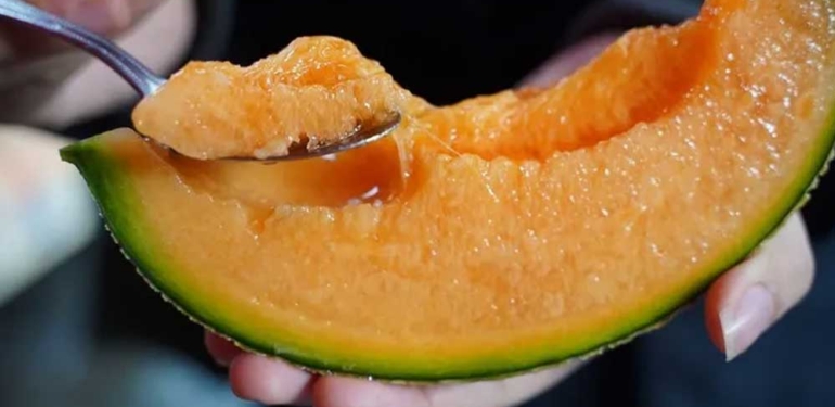 Bu kavunlar yaklaşık 500 bin TL! Japonya’da ilk hasat Yubari kavunları satışa sunuldu