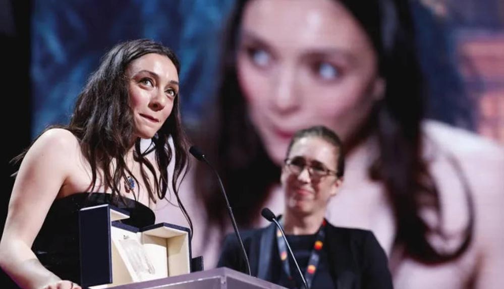 Cannes Film Festivali'nde gurur gecesi: Merve Dizdar en iyi kadın oyuncu ödülünü aldı