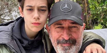 Cem-Yılmaz-“Selam-kızlar”-diyerek-oğluyla-fotoğrafını-paylaştı--Gördüğünüz-gibi-çok-yakışıklı