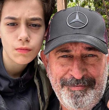 Cem Yılmaz “Selam kızlar” diyerek oğluyla fotoğrafını paylaştı: Gördüğünüz gibi çok yakışıklı 7 Cem-Yılmaz-“Selam-kızlar”-diyerek-oğluyla-fotoğrafını-paylaştı--Gördüğünüz-gibi-çok-yakışıklı