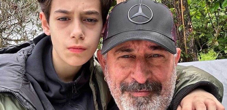 Cem Yılmaz “Selam kızlar” diyerek oğluyla fotoğrafını paylaştı: Gördüğünüz gibi çok yakışıklı 6 Cem-Yılmaz-“Selam-kızlar”-diyerek-oğluyla-fotoğrafını-paylaştı--Gördüğünüz-gibi-çok-yakışıklı