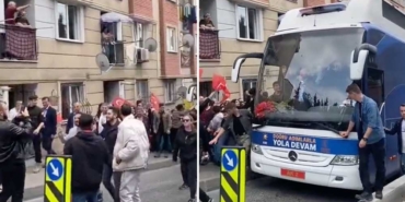 Erdoğan-için-oy-isteyen-Soylu,-“İlle-de-Roman-Olsun”-şarkısını-söyledi-#shorts