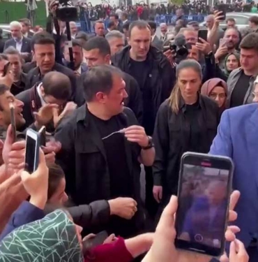 Erdoğan, oy kullandığı okulda 200 TL ve oyuncak dağıttı 5 Erdoğan,-oy-kullandığı-okulda-200-TL-ve-oyuncak-dağıttı