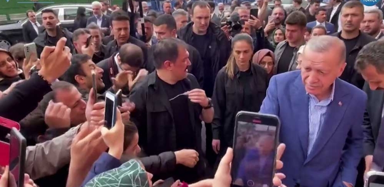 Erdoğan, oy kullandığı okulda 200 TL ve oyuncak dağıttı