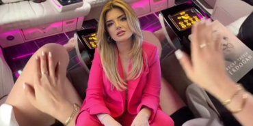 Erdoğan'a-desteğini-açıklayan-Begüm-Polat,-paylaştığı-videoda-önce-kendi-bacağını-sonra-da-Erdoğan'ın-kitabını-okşadı