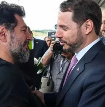 Eski Halkbank Genel Müdür Yardımcısı Hakan Atilla: Pasaportuma el kondu, karakola götürülüyorum 4 Eski-Halkbank-Genel-Müdür-Yardımcısı-Hakan-Atilla--Pasaportuma-el-kondu,-karakola-götürülüyorum