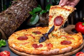 Evde-kolay-pizza-yapmanın-püf-noktaları--Lezzetli-pizza-tarifi-1