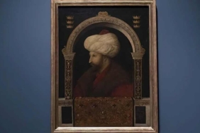 Fatih-Sultan-Mehmet’in-Londra’da-sergilenen-portresinin-üzerinde-‘Dünyanın-Fatihi’-yazıyor