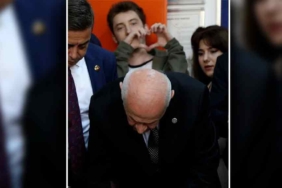 Günün-karesi--Bir-genç-Bahçeli-oy-kullanırken-arkasından-kalp-işareti-yaptı