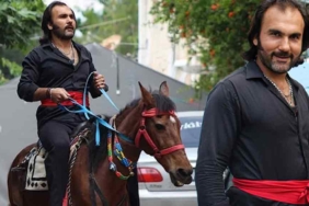 Hatay’da-bir-vatandaş-oy-kullanmaya-atla-geldi--Bugün-bir-değişiklik-olsun-istedim