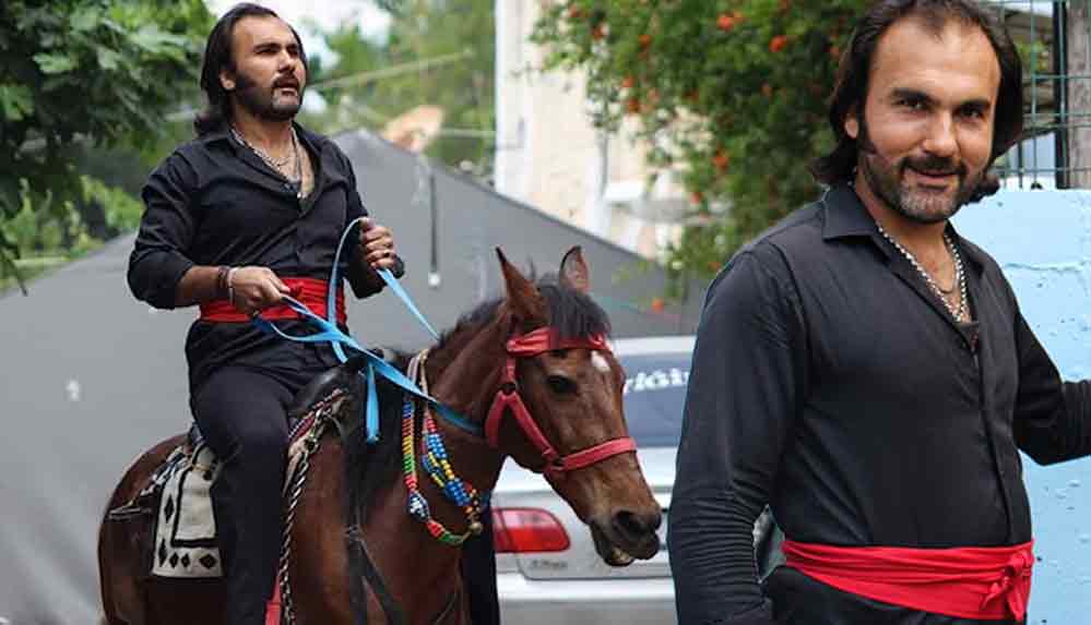 Hatay’da bir vatandaş oy kullanmaya atla geldi: Bugün bir değişiklik olsun istedim