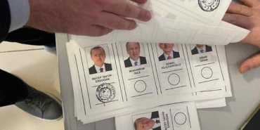 İstanbul'da-bazı-oy-pusulalarında-mührün-Erdoğan’ın-yerinin-tam-arkasına-basıldığı-ve-önde-iz-bıraktığı-görüldü