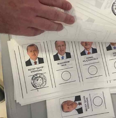 İstanbul'da bazı oy pusulalarında mührün Erdoğan’ın yerinin tam arkasına basıldığı ve önde iz bıraktığı görüldü 9 İstanbul'da-bazı-oy-pusulalarında-mührün-Erdoğan’ın-yerinin-tam-arkasına-basıldığı-ve-önde-iz-bıraktığı-görüldü