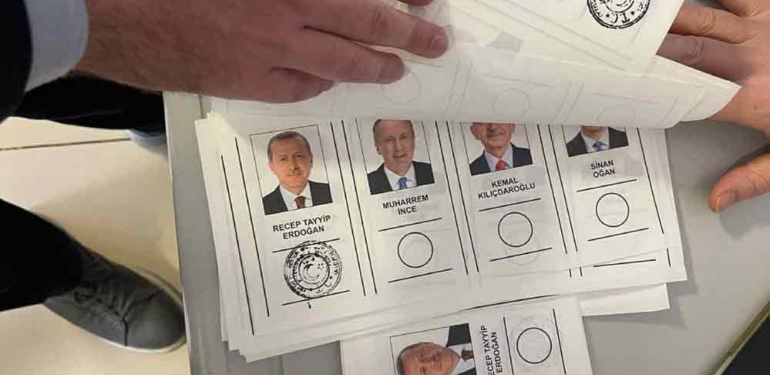 İstanbul’da bazı oy pusulalarında mührün Erdoğan’ın yerinin tam arkasına basıldığı ve önde iz bıraktığı görüldü
