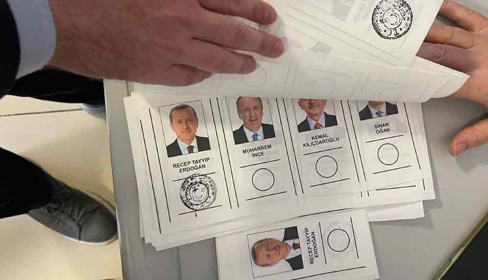 İstanbul'da bazı oy pusulalarında mührün Erdoğan’ın yerinin tam arkasına basıldığı ve önde iz bıraktığı görüldü