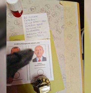 Kabine soktuğu silahı Kılıçdaroğlu’nun fotoğrafına doğrulttu; gözaltına alındı 5 Kabine-soktuğu-silahı-Kılıçdaroğlu’nun-fotoğrafına-doğrulttu;-gözaltına-alındı