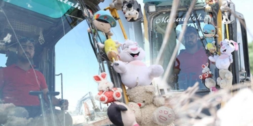 Kaldırdığı-enkazlardan-çıkan-oyuncakları-kepçesine-asıp-çalışıyor-