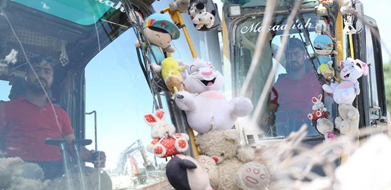 Kaldırdığı enkazlardan çıkan oyuncakları kepçesine asıp çalışıyor 6 Kaldırdığı-enkazlardan-çıkan-oyuncakları-kepçesine-asıp-çalışıyor-