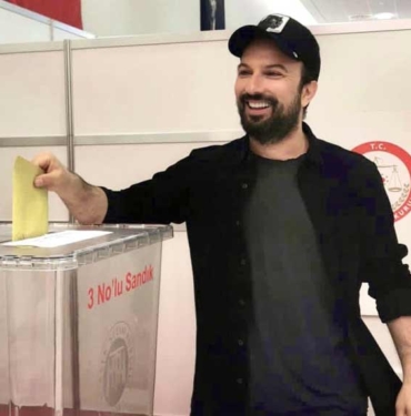 Megastar-Tarkan-oy-kullandığı-anları-paylaştı--Vatana-millete-hayırlı-olsun