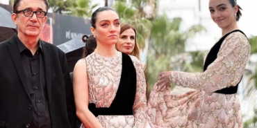 Merve-Dizdar,-Cannes’da-giydiği-kıyafete-gelen-eleştirilere-isyan-etti--Ya-beni-böyle-seveceksiniz-ya-da-beni-sevmeyeceksiniz