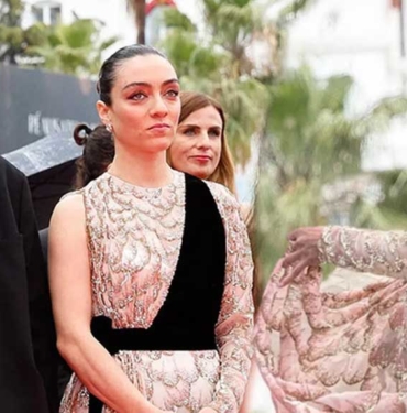 Merve-Dizdar,-Cannes’da-giydiği-kıyafete-gelen-eleştirilere-isyan-etti--Ya-beni-böyle-seveceksiniz-ya-da-beni-sevmeyeceksiniz