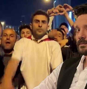 Oğuzhan-Uğur-CHP-Genel-Merkezi-önünde-bekleyenleri-paylaştı--'Kazanıyoruz!'
