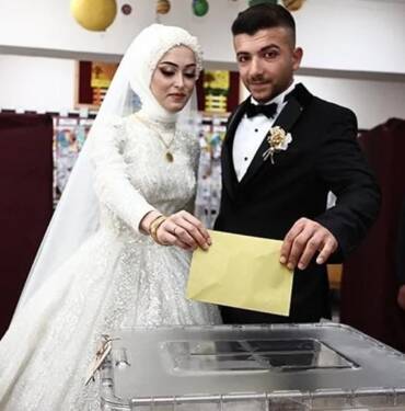 Oy kullanmak için gelinlik ve damatlığıyla sandığa gittiler 7 Oy-kullanmak-için-gelinlik-ve-damatlığıyla-sandığa-gittiler