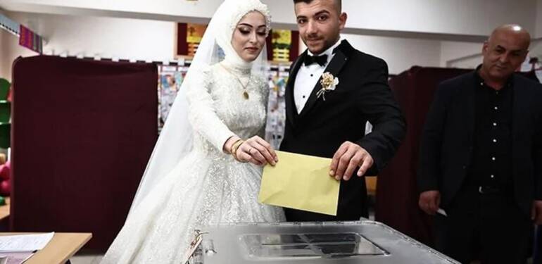Oy kullanmak için gelinlik ve damatlığıyla sandığa gittiler