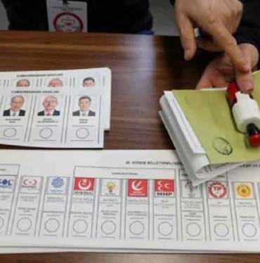 Oy kullanırken bunlara dikkat! Oy pusulası nasıl katlanmalı, mühür diğer adaya bulaşırsa oy geçersiz sayılır mı? 3 Oy-verirken-bunlara-dikkat!-Oy-pusulası-nasıl-katlanmalı,-mühür-diğer-adaya-bulaşırsa-oy-geçersiz-sayılır-mı-