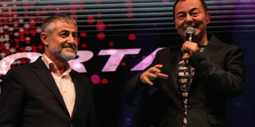 Serdar-Ortaç,-Nureddin-Nebati-için-Karabiberim-şarkısını-söyledi--Bakan-Nebati-baba-için-okuyoruz,-seni-seviyoruz